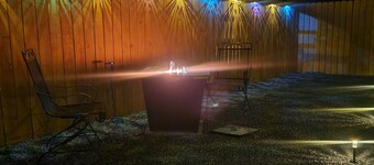 Cozy downtown cottage w fenced yard, firepit and covered parking