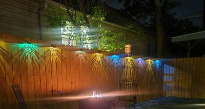 Cozy downtown cottage w fenced yard, firepit and covered parking