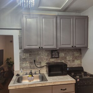 Refrigerador, microondas, parrilla de estufa y cafetera y tetera 