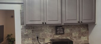 Cozy downtown cottage w fenced yard, firepit and covered parking