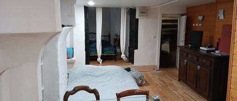 1 soverom, skrivebord, reiseseng for barn og wi-fi