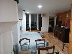 1 habitación, escritorio, cuna de viaje y wifi 