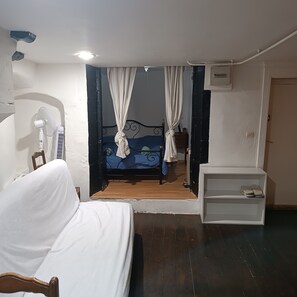 1 bedroom, desk, travel cot, WiFi