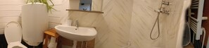 Douche, sèche-cheveux, serviettes fournies, savon