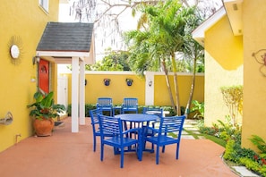 Outdoor dining - Sunlite Studio (Nassau)