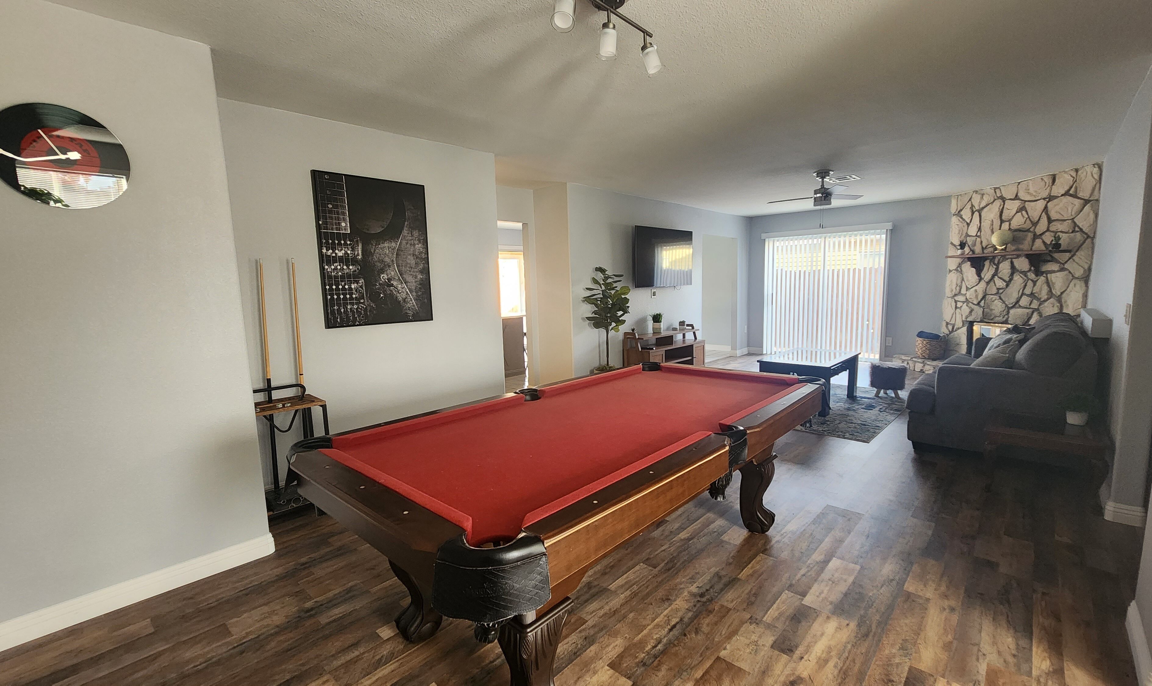 3 bed 2 bath w. Swimming Pool and Billiards Table