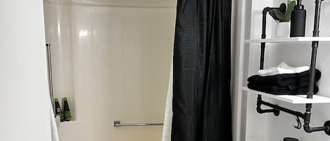 Haartrockner, Handtücher, Seife, Shampoo