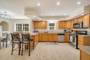 Luxury Villa | Dapur peribadi | Peti sejuk, ketuhar, dapur, mesin basuh pinggan mangkuk 