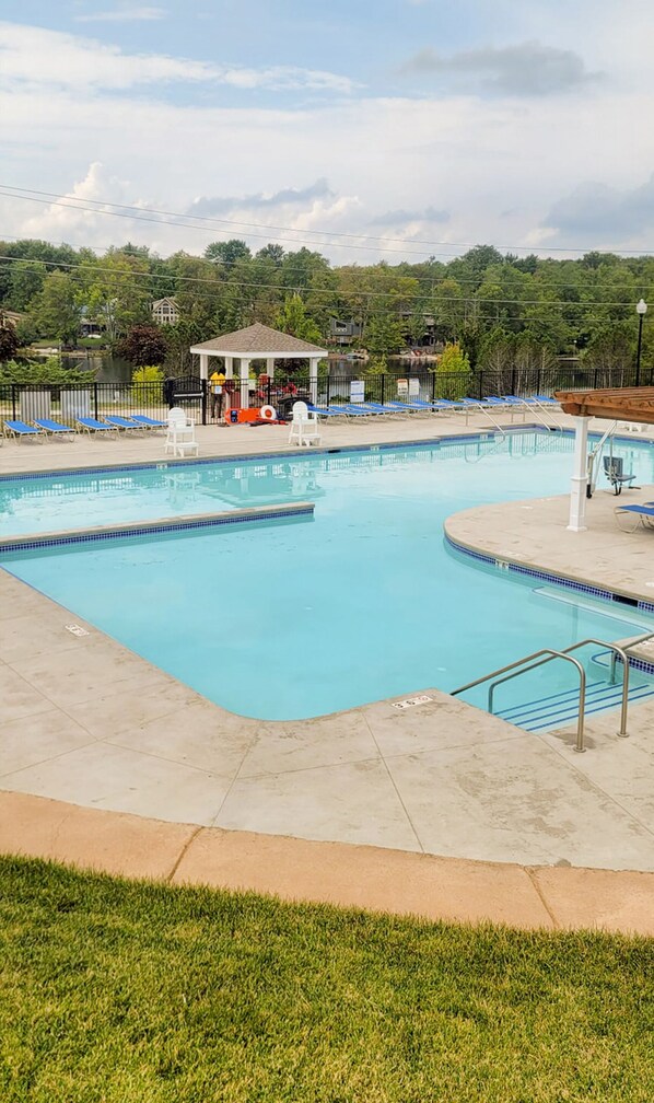 季節性室外游泳池，提供泳池遮陽傘和日光浴躺椅