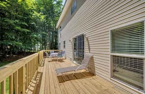 Sun deck - 2900sqft villa near ski & snowboarding (Tobyhanna)
