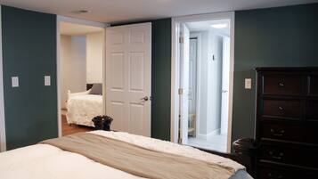 4 chambres, bureau, fer et planche à repasser, lit parapluie