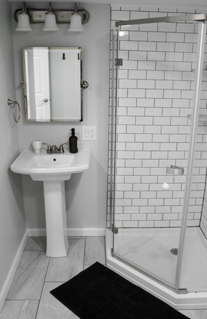 Dusche, Haartrockner, Handtücher, Seife
