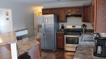 Réfrigérateur, four, plaque de cuisson, lave-vaisselle