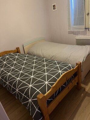 3 makuuhuonetta, silitysrauta/-lauta, vauvan matkasänky, vuodevaatteet