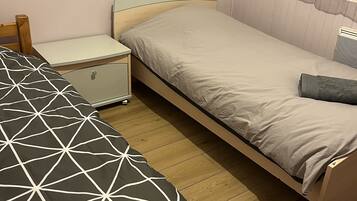 3 makuuhuonetta, silitysrauta/-lauta, vauvan matkasÀnky, vuodevaatteet