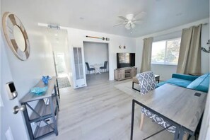 Living area - Lovely new 1 bedroom apartment 2 blocks to beach! (Redondo Beach)