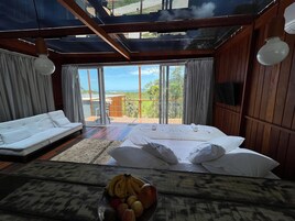 Escritorio, espacio para trabajar con laptop y wifi gratis 