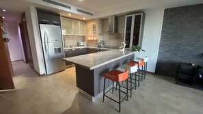 Four, plaque de cuisson, cafetière/bouilloire