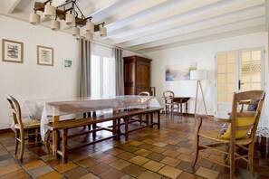 Dining - . (La Flotte)