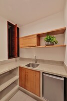 Cookware/dishes/utensils, freezer, kitchen islands