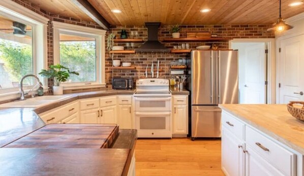 Réfrigérateur, four à micro-ondes, un four, surface de cuisson