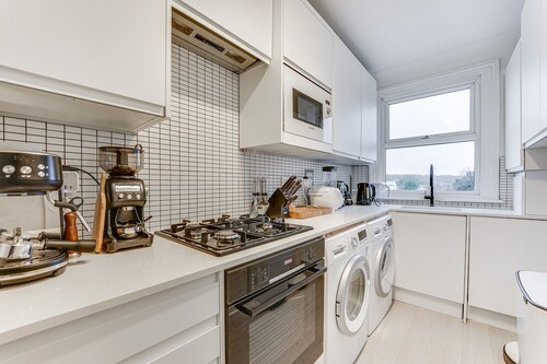 Newly renovated 1 bedroom modern apartment London