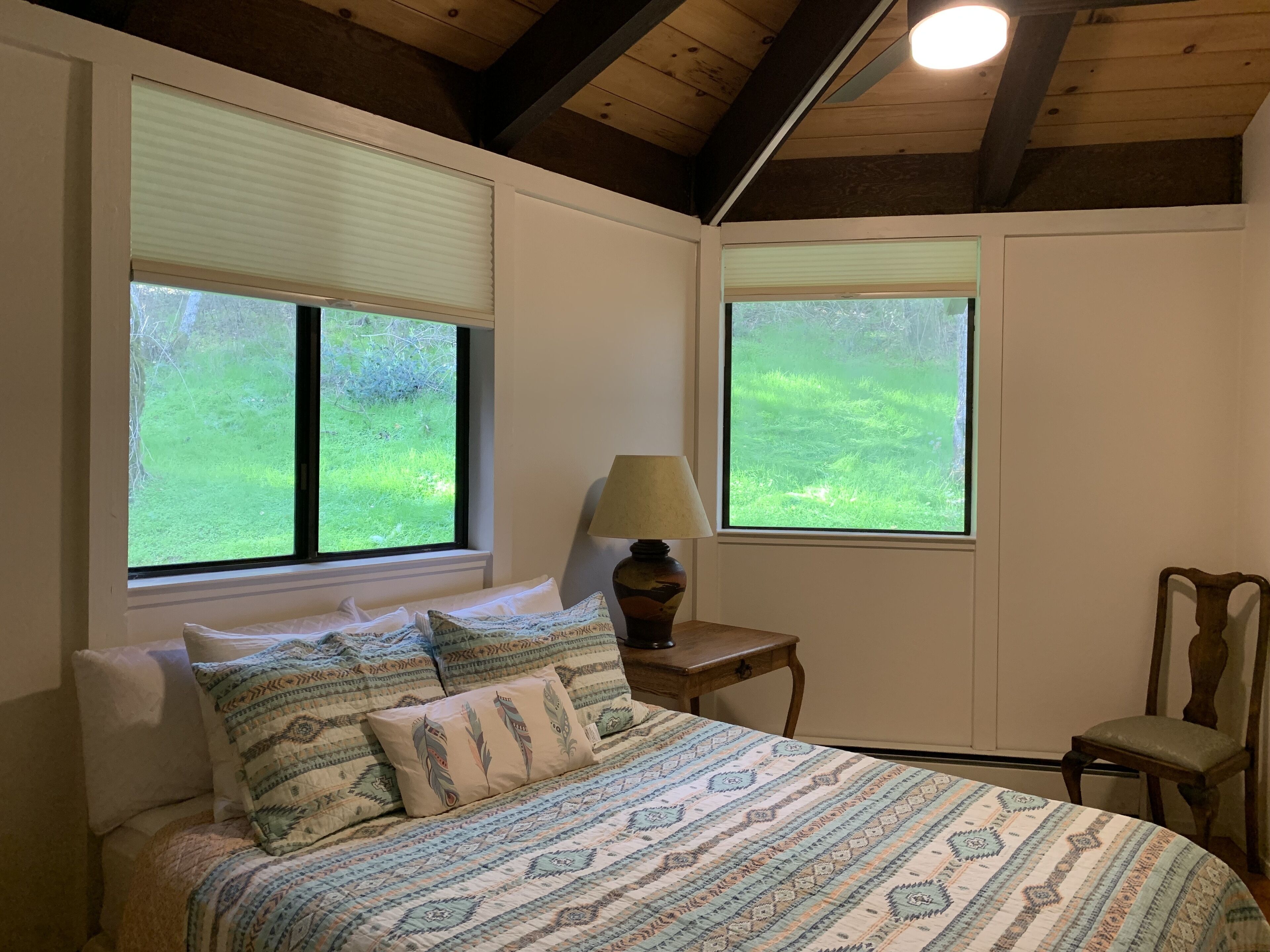 2 bedrooms, internet, bed sheets
