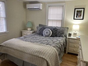 2 chambres, bureau, fer et planche à repasser, lit de bébé portatif