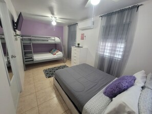 1 habitación, tabla de planchar con plancha, wifi gratis y ropa de cama