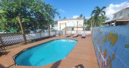 Apt w/ Pool deck & Games, 5 mins from the Beach OU
