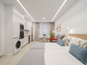 Un appartamento moderno con cucina, sala da pranzo e soggiorno.