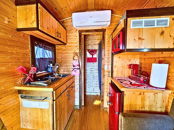 ثلاجة، ميكروويف، ماكينة لصنع القهوة/الشاي، محمصة خبز