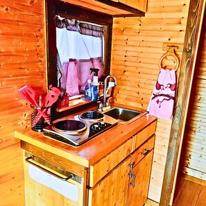 Réfrigérateur, four à micro-ondes, cafetière-théière, grille-pain