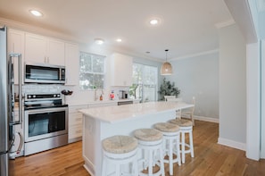 Fridge, microwave, stovetop, dishwasher