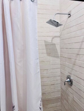 Een douche, een haardroger, handdoeken, zeep