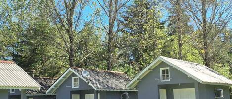 Minibar, wifi gratis y ropa de cama