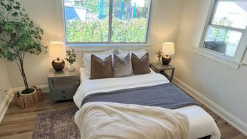 4 slaapkamers, een strijkplank/strijkijzer, reisbedje, gratis wifi