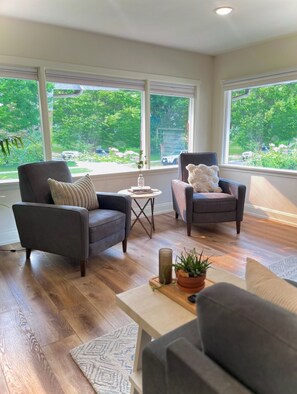 Smart TV, fireplace, books - Trees and Degrees (Salt Lake City)