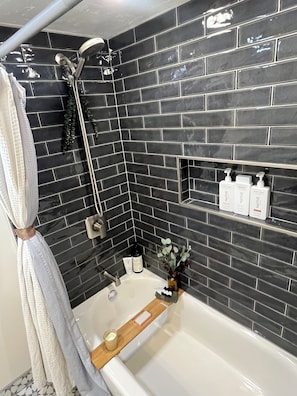 Dusche, umweltfreundliche Kosmetikartikel, Haartrockner, Handtücher