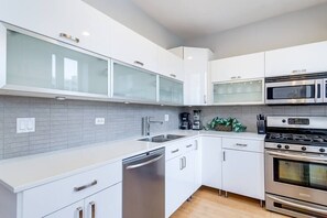 Refrigerador, microondas, horno y parrilla de estufa 