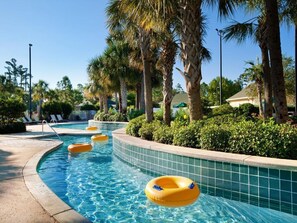 Una piscina cubierta, una piscina al aire libre
