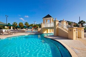 Piscine intérieure, piscine extérieure
