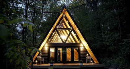 The Raven A-Frame - Modern Woodland Retreat near Hocking Hills and OU Campus