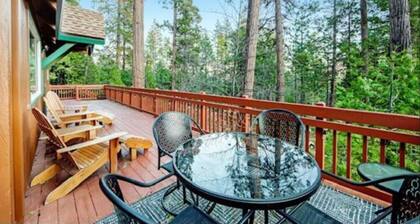 The Cabin Life- Dog Friendly w/3BR+loft & Hot Tub