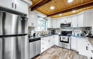 Kühlschrank, Mikrowelle, Ofen, Herdplatte