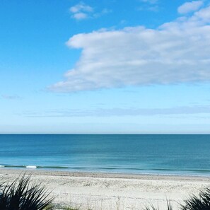 Plage, chaises longues, serviettes de plage