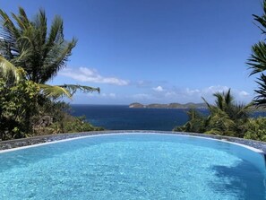 Een buitenzwembad en een verwarmd zwembad