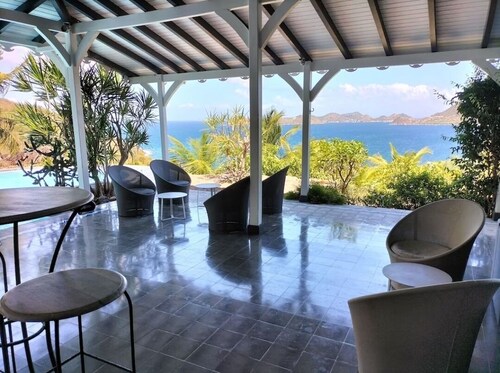 Luxury Creole house, panoramic view of the Baie des Saintes