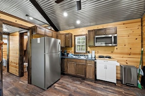 Refrigerador, microondas, cafetera/tetera, tostadora