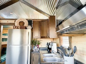 Refrigerador, microondas, cafetera/tetera, tostadora